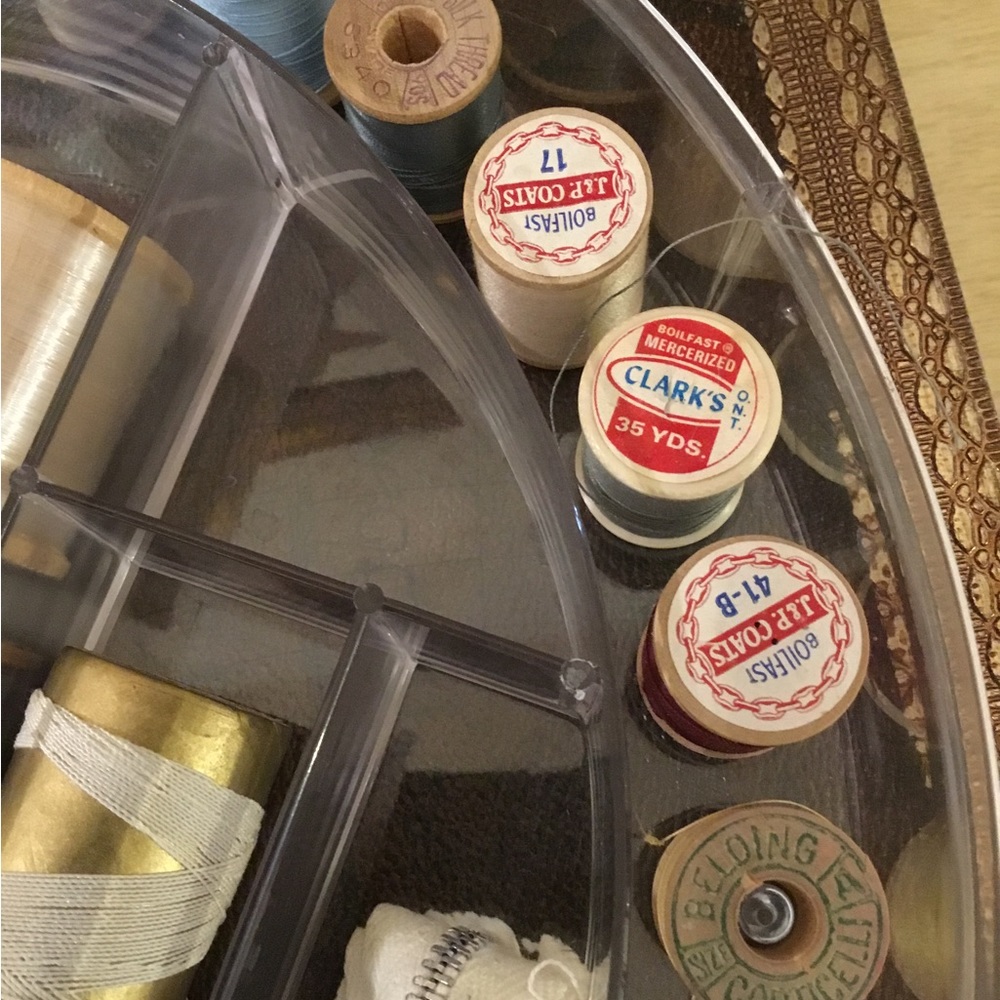 COPY - VTG Thread Sewing Storage Container - Picture 5 of 9